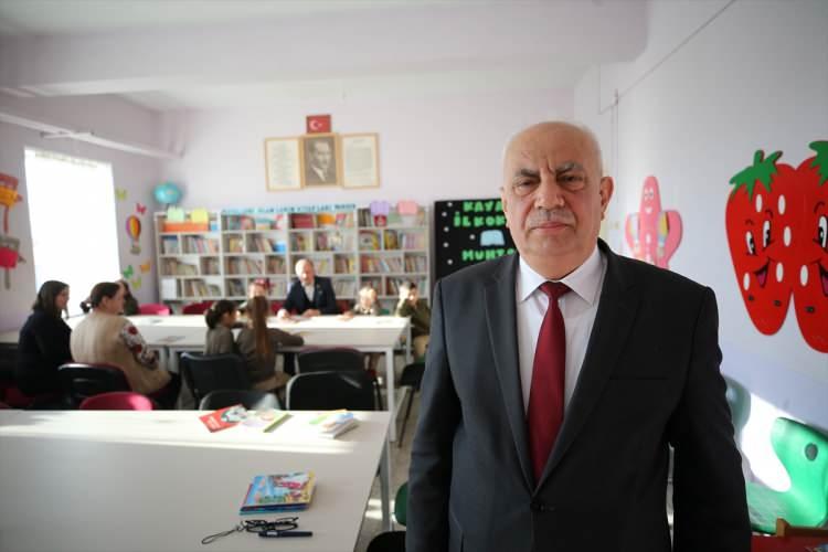 <div>Kayalı İlkokulu Müdürü Bahar Yakut, köyde yaşayanların kitap okuma alışkanlıklarını arttırmak amacıyla "Muhtar Amca Kütüphanemde" projesini hayata geçirdi.</div>
<div> </div>
<div>Taşımalı sistemle 5 köyden 54 öğrencisi bulunan okulda haftanın ilk günü kütüphanede başlıyor.</div>
<div> </div>
<div>Yaklaşık 1000 kitap bulunan okul kütüphanesinde öğrenciler, öğretmen, veliler ve çevre köylerin muhtarları ile yarım saat kitap okuyor. Kitap okuma etkinliğinin ardından öğrenciler sınıflarına geçiyor.</div>
<div> </div>