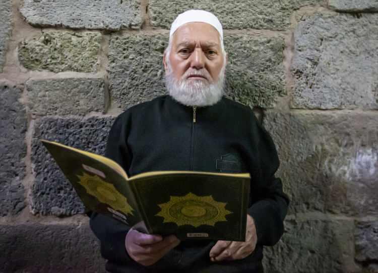 <p>Can, 1001 Hatim geleneğinin nasıl başladığını şöyle anlattı:</p>
<div> </div>
<div> "Pir Ali Baba bu güzel geleneği başlatırken, tabii o zamanda gerek Erzurum'umuzda olsun, gerekse çevre illerde olsun depremeler oluyordu. 'Biz bu geleneği başlatırsak yüce rabbimizin rahmetidir. Bu rahmetin eseri olarak da inşallah yüce Mevla'mız bu depremlerden, sadece onlardan değil maddi manevi bütün sıkıntılardan bizleri kurtarır' diye bu güzel geleneği başlatmış ve kesinlikle doğru. Geçen yıl okunan hatim sayısı 50 bini geçmişti. Bu yıl da inşallah sadece Erzurum'umuzda değil bu aziz vatanın dört bir köşesinde hatimler okunuyor."</div>