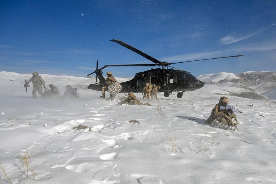 <p><strong>Geçen yıl 150'nin üzerinde sığınak ve mağara tespit edildi</strong></p>
<p>İl Jandarma Komutanlığı ekipleri, geçen yıl kent genelinde yürüttüğü başarılı operasyonlarla tespit ettiği 150'nin üzerinde sığınak ve barınağı kullanılamaz hale getirdi.</p>