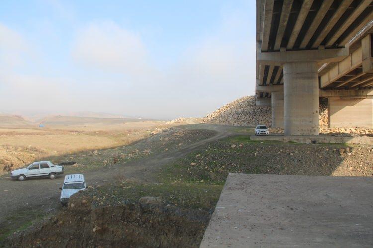 <p>Nehir havzası kenarına zamanında yerleştirilen 'Bu alanda avlanmak, yüzmek ve suya girmek yasaktır' yazısından bile artık su görülemez hale geldi.</p>