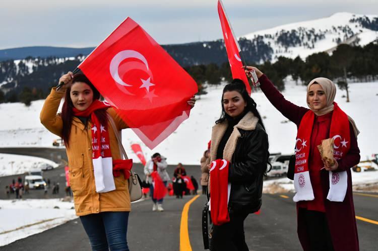 <p>Şehitleri anmak için ellerinde Türk bayraklarıyla toplanma alanına gelen gençler de güvenlik güçleriyle hatıra fotoğrafı çektirdi.</p>

<p> </p>
