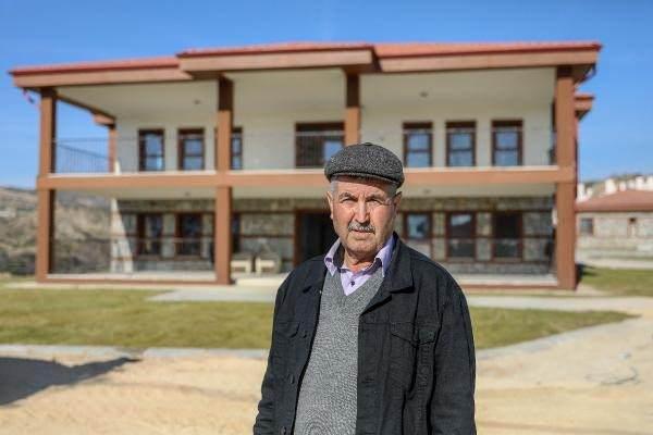 <p>Urkuya ve Ahmet Özen çiftinin evi, mahallede teslim edilen ilk ev oldu. Yeni yapılan evini çok beğendiğini söyleyen Urkuya Özen, “Yangında her şeyimiz yandı. O günü hiç hatırlamak istemiyorum. Çok zor bir gündü. Allah kimseye göstermesin. Bir traktör ve kendimiz kaldık.</p>
