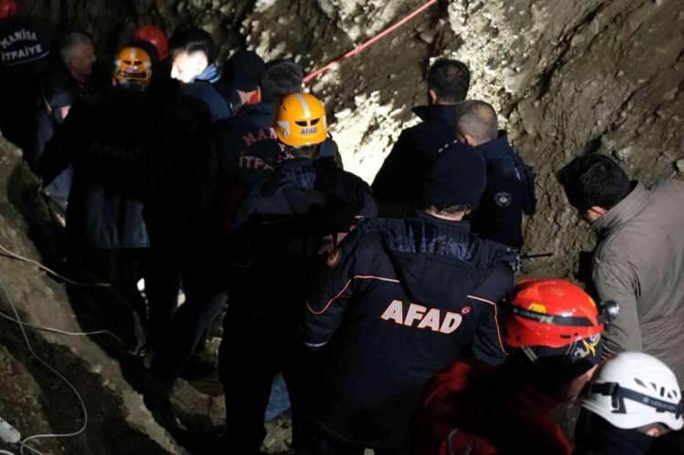 <p><br />
Manisa Büyükşehir Belediyesine bağlı itfaiye ekipleri ile AFAD, UMKE, polis, jandarma ve Salihli Belediyesine bağlı 60'a yakın personelin görev aldığı kurtarma çalışmasında, ekipler tarafından kepçe ve dozer yardımıyla kuyunun yanına yaklaşık 20 metrelik çukur açılmıştı. Çukurun yan tarafından açılan tünelden baba Aytuğ Demir ile oğlu Batu Demir’e ulaşılmaya çalışılmıştı.</p>
