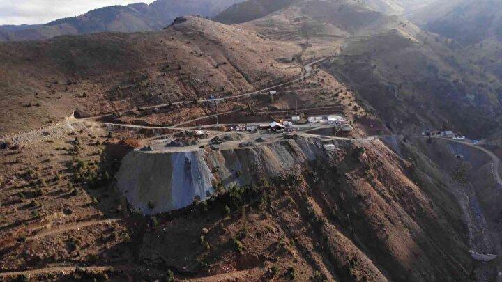 <p>İhracat yapan maden firmalarımızın merkezlerinin Gümüşhane’ye alınması konusunda yaptığımız çalışmalar sonucunda 2017 yılında bir maden firmamız merkezini Gümüşhane’ye aldı ve faaliyetlerini sürdürüyor. Yaptığı ihracatı Gümüşhane’den yapıyor dolayısıyla ilimize ekonomik olarak katkı sağlarken sosyal statü olarak da katkı sağlıyor” diye konuştu.</p>
