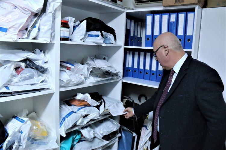 <p>Bulunan paraları mali hizmetlere emanet olarak belediyemizin kasasına bırakıyoruz. Bulunan yabancı paraları TL’ye, ziynet eşyalarını da paraya dönüştürüyoruz" dedi.</p>