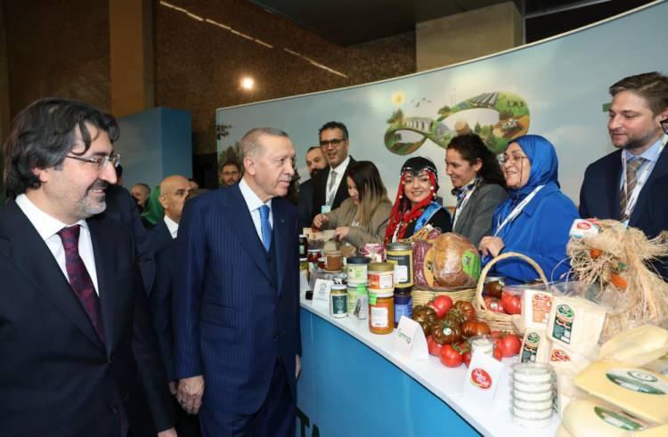 <p>Stantları gezen Erdoğan, vatandaşlarla da yakından ilgilenerek sohbet etti.</p>

