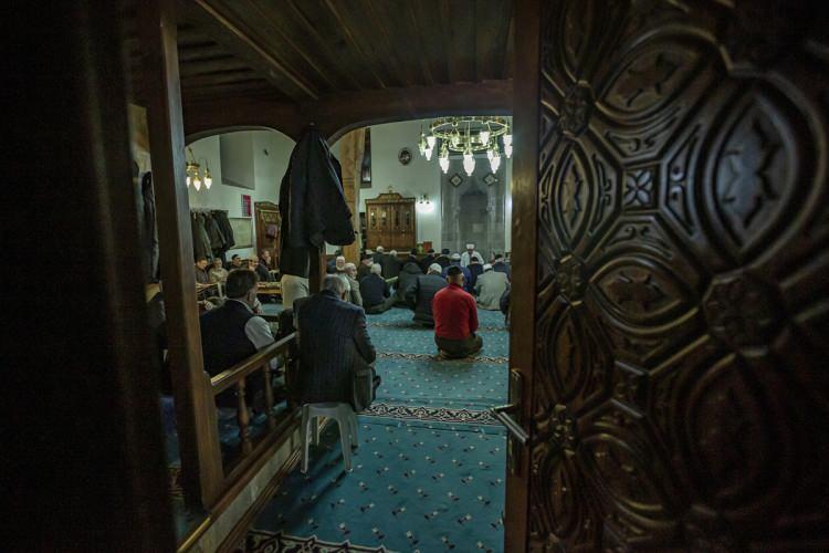 <p>Okunan bu hatimlerin Diyanet İşleri Başkanlığının internet sitesinde kendileri için ayrılan bölüme girildiğini anlatan Can, "Bizim cemaatimiz çok ferasetli ve bilgili. Seher vaktinde hava sıcaklığının sıfırın altında 8-9 derece olduğu bir ortamda sıcak yatağından kalkan vatandaşlar, camilerin yolunu tutup Mevlamızın kelamıyla baş başa geliyorlar." diye konuştu.</p>