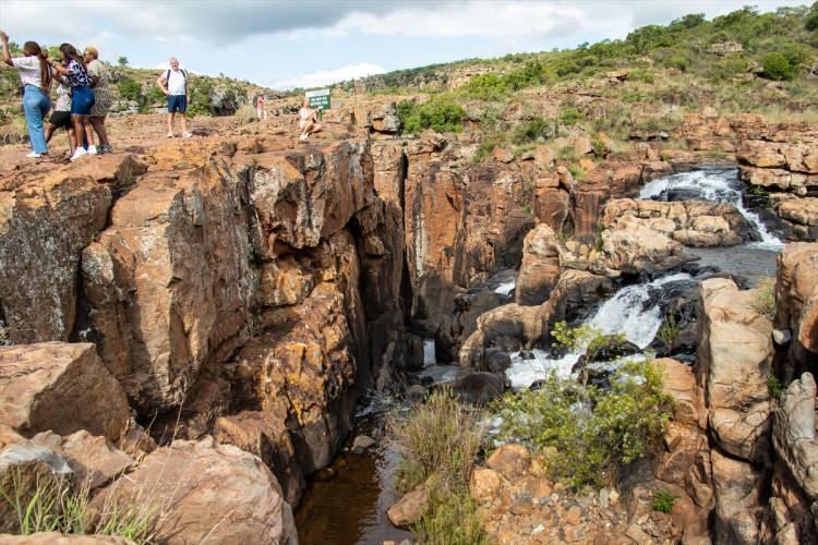 <p>Afrika'nın en büyük kanyonlarından Blyde Nehri Kanyonu'nun başlangıcı kabul edilen bu yer, Zimbabve ve Mozambik sınırına uzanan manzaralarıyla meşhur bir güzergah üzerinde bulunuyor.</p>