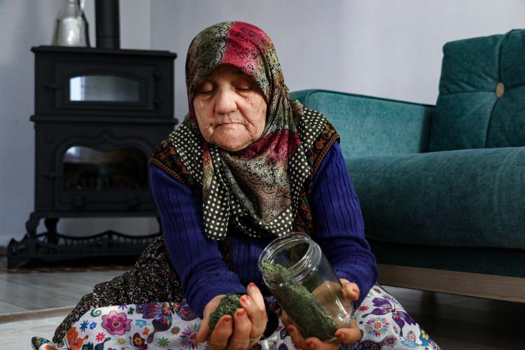 <p><strong>'ARKADAMIZDA DEVLETİMİZ VARMIŞ DİYE ÇOK SEVİNİYORUM'</strong></p>
<p>Zülfiye Ceylan yaptığı açıklamada, <strong>“Çok duygulanıyorum, çok mutlu oluyorum. Arkamızda devletimiz varmış diye çok seviniyorum. Allah’ım nasibimde bu da varmış diyorum, seviniyorum”<em><strong> </strong></em>ifadelerini kullandı.</strong></p>