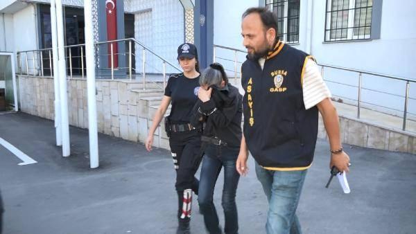 <p>Ertesi gün çilingir yardımıyla eve giren Kamuran Pınar Acar, mahkemenin tahliye kararına uymayıp, eve girmeye devam ettiği gerekçesiyle gözaltına aldı. Polis merkezine götürülen Kamuran Pınar Acar, ifadesinin ardından serbest bırakıldı.</p>
