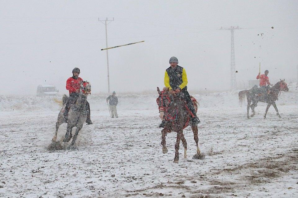 <p>Bayburt'ta ciritçiler, ata sporunun yaşatılması için soğuk hava ve kar yağışına aldırış etmeden atlarını sahaya sürdü.</p>

<p> </p>
