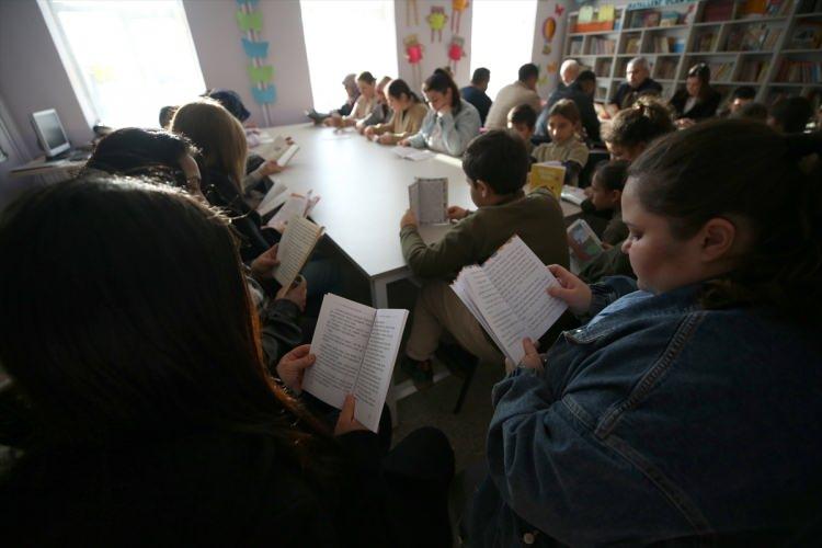 <p><strong>'GÜZEL ÖRNEK OLMAYA ÇALIŞIYORUZ'</strong></p>
<p>Kayalı köyü muhtarı Cengiz Yürekli de projeye destek vermeye çalıştıklarını bildirdi.<br />
Beş muhtarın haftada bir okula gelerek öğrencilerle kitap okuduklarını dile getiren Yürekli, <strong>"Elimizden geleni yapmaya çalışıyoruz. Burada vakit çok güzel geçiyor. Devamlı öğrencilerle iç içeyiz, kendimi çok iyi hissediyorum buraya geldiğimde." dedi.</strong></p>
<p><br />
Velilerin de projeye sahip çıktıklarını vurgulayan Yürekli,<strong> "Güzel bir örnek olmaya çalışıyoruz. Her hafta bir köyümüzün muhtarı okulumuza geliyor. Onlar da aynı hassasiyeti gösteriyor.”</strong> ifadelerini kullandı.</p>
<p> </p>