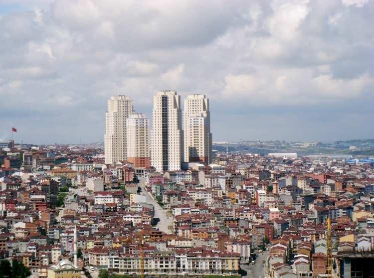 <p><strong>GELİR KAPISINA ÇEVİRDİLER</strong></p>

<p>Yüksek kira ve enerji faturaları nedeniyle zor günler geçiren site sakinlerinin şimdi de aidat nedeniyle isyan ettiğini ifade eden Tüketiciler Birliği Genel Başkanı Mahmut Şahin <strong>"Site yöneticileri bu işi gelir kapısı haline getirdi. Zincir marketler nasıl günde 2 kez fiyat artırıyorsa, site yöneticileri de aidatları durmadan artırıyor. Gereksiz giderlerle faturalar şişiriliyor.<br />
<br />
<br />
Örneğin bina yönetimlerinin ofise ihtiyacı olmadığı halde, ofis tutuyorlar. Eş, dost akrabayı personel olarak işe alıyorlar" </strong>dedi.</p>
