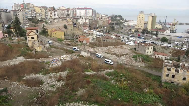 <p>Trabzon Meydan 3. Etap ve Katlı Otopark Projesi tarihi İskender Paşa Cami’nin yanında mevcut durumda otopark olarak kullanılan alanın yeniden planlanarak adeta denize açılan bir balkon niteliğinde Trabzon halkı ile yerli ve yabancı turistlerin hizmetine sunulmak üzere hazırlandı. Yap, işlet, devret usulüyle inşa edilen katlı otopark, özellikle kayaların aylar süren çalışma sonucu delinerek tünel açılması yapım aşamasının en zor bölümünü oluşturdu. Kayaların delinmesi sırasında yüzlerce kamyon hafriyat çıkartılırken otoparkın bu yılın Nisan ortasında açılması planlanıyor.</p>
