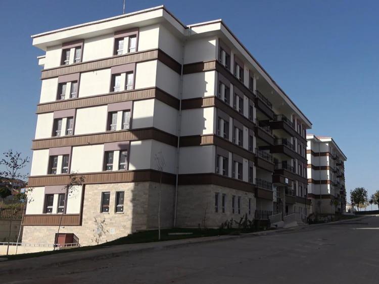 <p><strong>Hanede eşlerden birinin konutu olması halinde başvuru yapılabiliyor mu?</strong></p>
<p>Eşlerden birinin üzerinde konut varsa yararlanamayacak. Hanede 18 yaşını geçmiş, SGK kaydı bulunan genç ise hanede ev varsa bile başvuruda bulunabilecek.</p>
