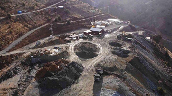<p>Bu veriler ile Türkiye sıralamasında 61. sırada yer alan Gümüşhane’nin ihracat rakamlarında maden ürünlerinin yüzde 98’lik bir oranda olması ise dikkat çekti. 64 milyon 34 bin 590 dolarlık toplam ihracat rakamının 63 milyon 835 bin 570 dolarlık karşılayan sektör için kentte yeni maden saha araştırmaları da sürüyor.</p>
