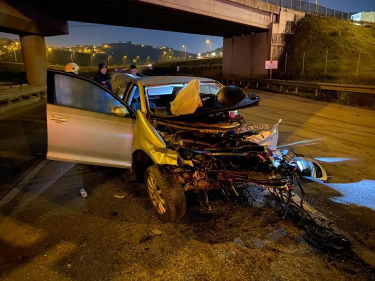 <p>Çekmeköy'de kontrolden çıkan araç bariyerlere çarptı. Çarpmanın etkisiyle aracın motoru yola fırlarken kazada 3 kişi ağır yaralandı.</p>
