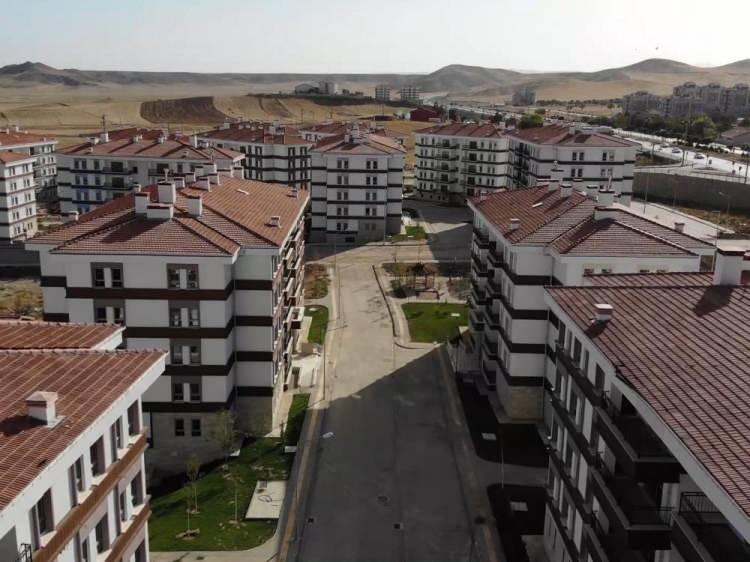 <p><strong>İstanbul’da oturan Ankara’dan ev alabilecek mi?</strong></p>
<p>İstanbul, Ankara, İzmir, Bursa, Antalya, Mersin, Muğla’da konut sahibi olmak isteyen vatandaşlarda 1 yıl o ilde ikamet etme şartı aranacak. Diğer illerde bu şart geçerli olmayacak.</p>