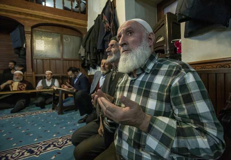 <p>Tarihi Ayaz Paşa Cami müezzini Ali Rıza Bağdaş da 17 yıldır tarihi camide görev yaptığını vurgulayarak, "Gece saat 3,5 gibi camiye geliyorum. Camiyi cemaate hazır hale getiriyorum. 1001 Hatim geleneğimiz 500 yılı aşkındır başta bu cami olmak üzere devam ediyor. Her gün okunan hatimlerin ardından bir hayırsever tarafından çevredeki lokantalarda cami cemaatine çorba ikramında bulunuyor." dedi.</p>