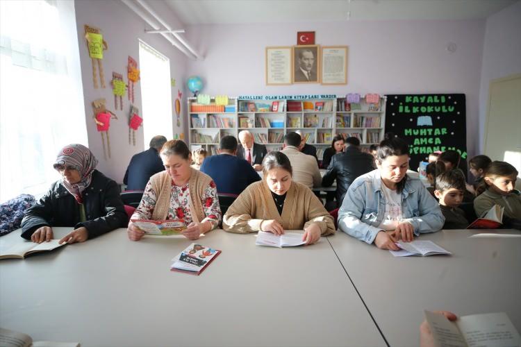 <div><strong>MEZUN OLDUĞU OKULDA ÇOCUĞUYLA KİTAP OKUYOR</strong></div>
<div> </div>
<div>Veli Birgül Küçük, mezun olduğu okulda çocuğuyla kitap okumanın kendisini çok mutlu ettiğini belirtti.</div>
<div> </div>
<div>Uzun bir aradan sonra yeniden kitap okumaya başladığını anlatan Küçük,<strong> "Okumak güzeldir, geliştirirsin kendini. Çocuğum da benimle beraber severek kitap okuyor. 40 yıl önce mezun olduğum okulda yeniden kitap okuyorum. Çok mutluyum."</strong> dedi.</div>
<div> </div>
<div>Öğrencilerden Ömür Kozan, kitap okudukça kendini mutlu hissettiğini kaydetti.</div>
<div> </div>
<div>Öğrencilerden Hasan Ali Soydan, kitap okumanın kendisine heyecan kattığını belirterek, evde de ailesiyle kitap okumayı sürdürdüğünü ifade etti.</div>
<div> </div>