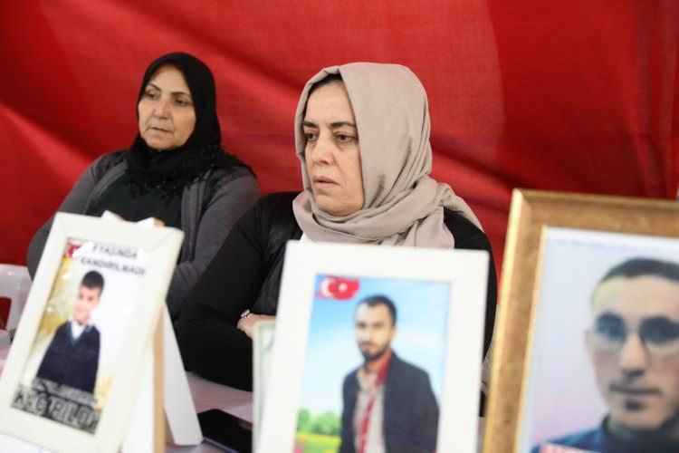 <p>Ellerinde çocuklarının fotoğrafıyla bekleyişini sürdüren annelerden Sevgi Çağmar, 8 yıldır oğluna hasret olduğunu söyledi.</p>