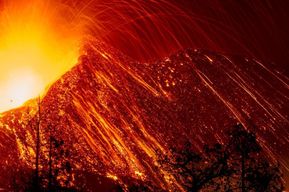 <p>La Palma Adası'ndaki Cumbre Vieja Yanardağı patlaması. 3 ay süren yıkıcı bir patlamaydı...<br />
<br />
Kanarya Adaları / İspanya</p>
