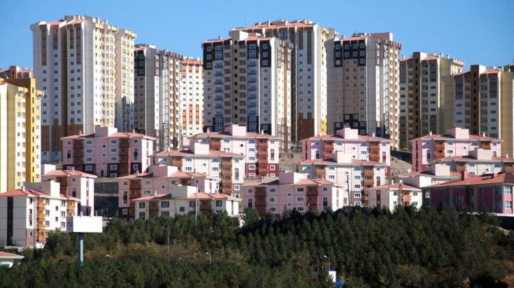 <p>Araştırmalara göre İstanbul'da aidatların en fazla arttığı ilçeler Beşiktaş, Şişli, Sarıyer oldu. Eva Gayrimenkul Değerleme Yöneticisi Serkan Bal<strong> "Son 1 yılda yaşanan artışlarda yaklaşık 9 ilçenin artış oranı yüzde 100 üzerinde olurken tavan oran yüzde 145'e ulaştı"</strong> dedi.</p>
