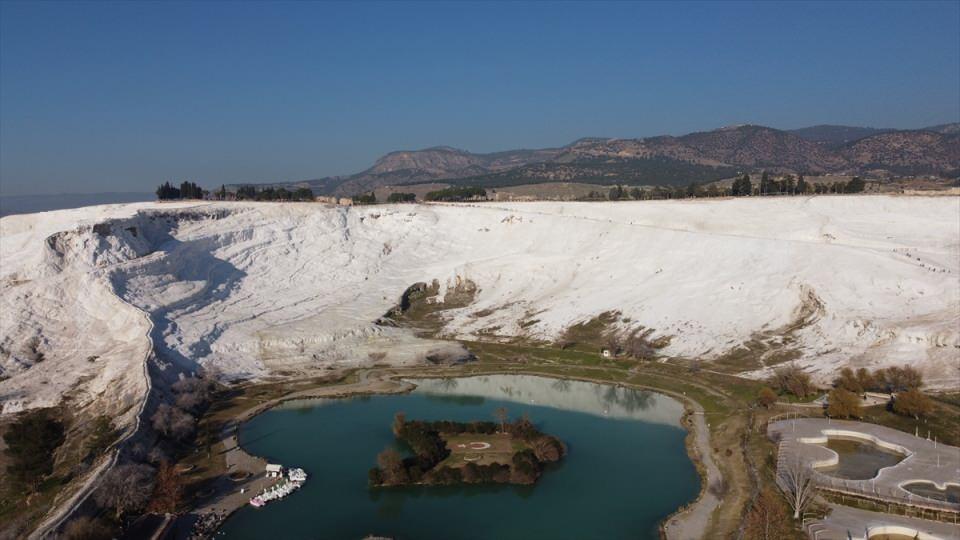 <p>Denizli Turistik Otel ve İşletmeciler Derneği Başkanı Gazi Murat Şen, AA muhabirine, geçen yılın başında 1 milyon 700 bin civarında turist hedefine ulaşmayı beklerken yıl sonunda bu rakamın üzerine çıktıklarını söyledi.</p>
