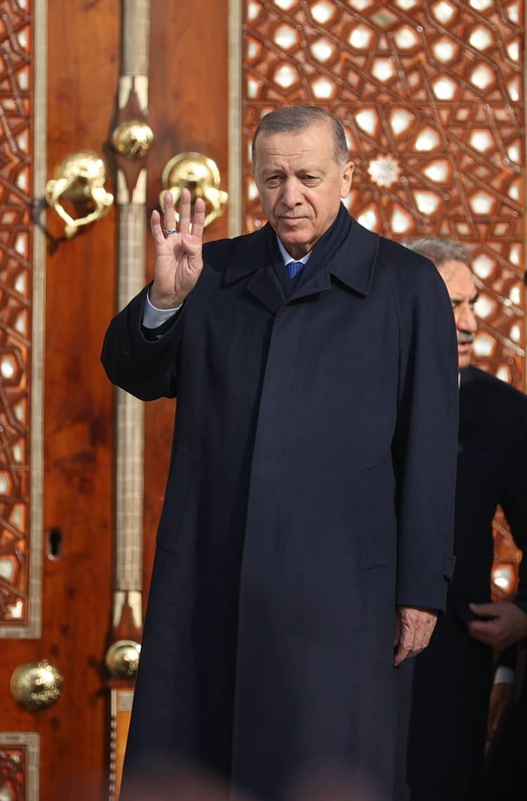 <p>Açılışa Adalet Bakanı Bekir Bozdağ, Tarım ve Orman Bakanı Vahit Kirişci, Kültür ve Turizm Bakanı Mehmet Nuri Ersoy, AK Parti genel başkan yardımcıları, milletvekilleri, belediye başkanları, İstanbul Valisi Ali Yerlikaya, İstanbul Emniyet Müdürü Zafer Aktaş, AK Parti İstanbul İl Başkanı Osman Nuri Kabaktepe ve vatandaşlar katıldı.</p>

<p> </p>
