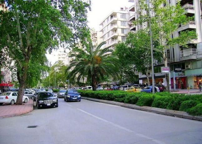 <p>Adana’da ev arayan vatandaşlar, emlakçılara ‘sokak köpeklerinin olmadığı bölgede olsun’ talebiyle gitmeye başladı.</p>
