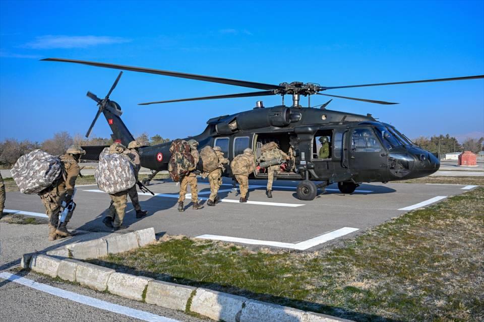 <p>Yüksek tepelerde, derin vadilerde, kayalık alanlarda olumsuz hava koşullarına rağmen görevlerini aksatmayan jandarma timleri, teknolojinin de her türlü imkanını kullanıyor.</p>

<p> </p>
