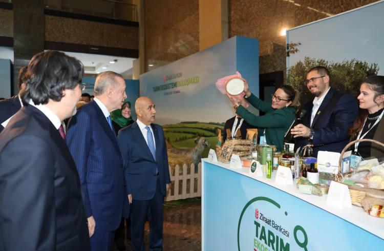<p>Cumhurbaşkanı Recep Tayyip Erdoğan da İstanbul Haliç Kongre Merkezi’nde düzenlenen Tarım Ekosistemi Buluşması’na katıldı.</p>
