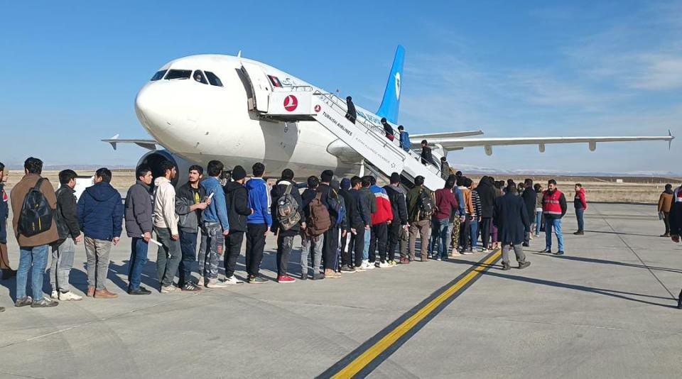 <p><strong>237 CHARTER SEFERİYLE 124 BİN 441 GÖÇMEN GÖNDERİLDİ</strong></p>

<p>Bu arada geçtiğimiz yıl düzensiz göçmenlerin geri gönderilmesiyle ilgili 237 charter sefer düzenlendiği açıklandı. </p>

