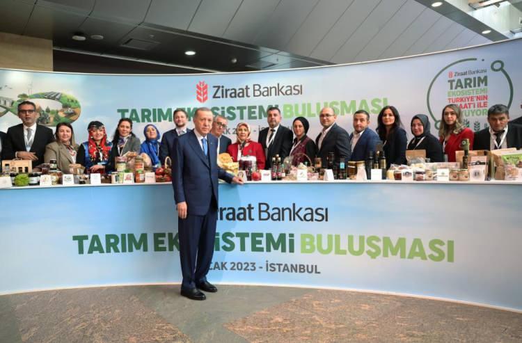 <p>Cumhurbaşkanı Recep Tayyip Erdoğan, Ziraat Bankası Tarım Ekosistemi Buluşması’na katılarak stantları gezdi.</p>
