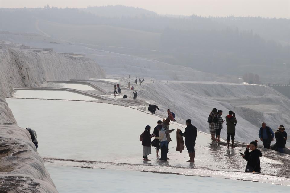 <p>Pamukkale Denizli'de hem kayak misafirlerini alacak hem kayak merkezinin çok ön plana çıkmasıyla Denizli turizmi ayrı bir ivme kazanacak."</p>
