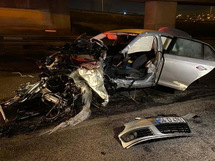 <div>Kazayı gören motosiklet sürücüsü Kadir Demirkoparan, "Yollar kaygandı. Büyük ihtimalle alkollüydüler. Hakimiyeti kaybedip bariyere vurdular. 3 yaralı vardı. Bir tanesi arabadan fırlamış, bir tanesi de yerde duruyordu. Biri de arabanın içindeydi." şeklinde konuştu.</div>

<div>"dedi.</div>
