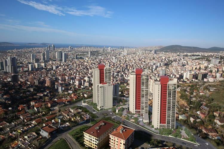 <p><strong>YÖNETİCİ SEÇİMİNE DİKKAT</strong></p>

<p>Yönetim kurulu üyelerinin çoğunun aidat ödemediğini ve 'Huzur Hakkı' adı altında bir de maaş aldığını anlatan Erişen şunları kaydetti: "Bu dönemde Huzur Hakkı'na yüzde 300'e varan oranlarda zam yapanlar var. Site yöneticileri maalesef çoğu kez bu işi bilmeyen kişilerden seçiliyor. Bunlar güvenliğin arabasını kendine özel araç yapıyor, site çalışanlarını özel şoförü gibi kullanıyor.<br />
<br />
<br />
İstanbul'da 8 bin 200 daireden oluşan siteler var. Bunların aylık toplam aidatları 27 milyon TL. Bu kadar büyük bütçeleri yönetecek isimlerin de yetkin olmaları gerekiyor. Bu nedenle kat maliklerinin yöneticilerini doğru kişilerden seçmesi gerekiyor."</p>
