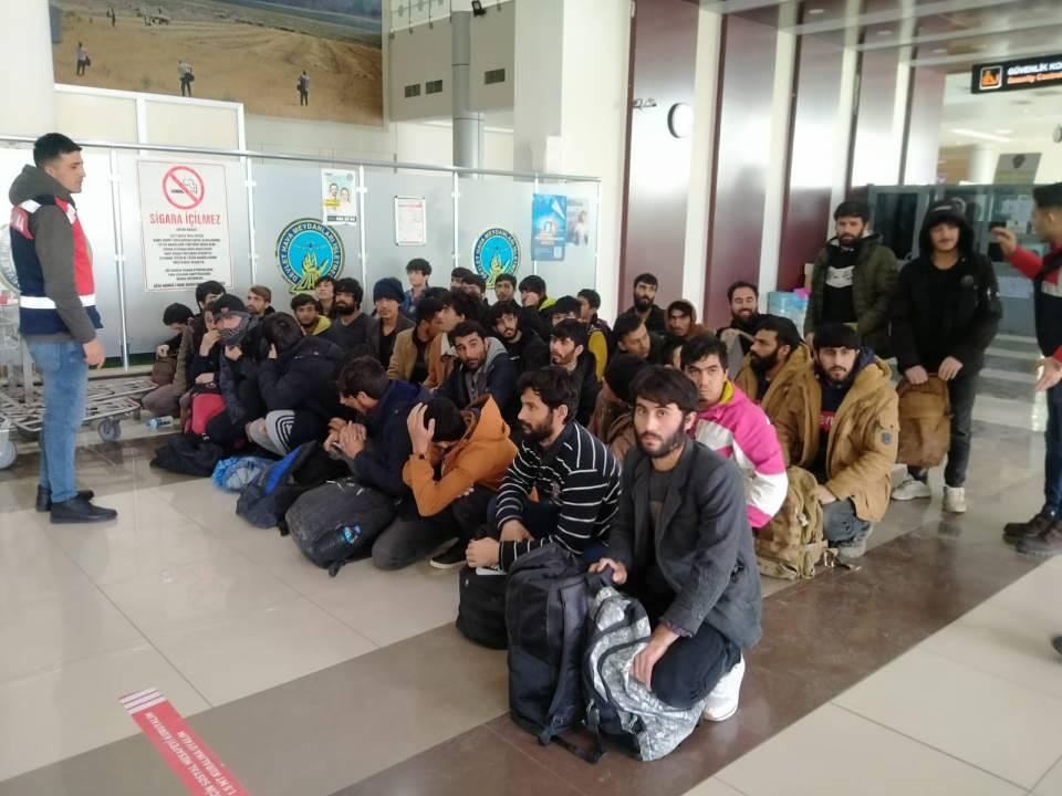 <p>Türkiye'ye yasa dışı yollarla giren Afganistan uyruklu 227 düzensiz göçmen, 2023 yılının ilk charter seferiyle ülkelerine gönderildi.</p>

<p>​</p>
