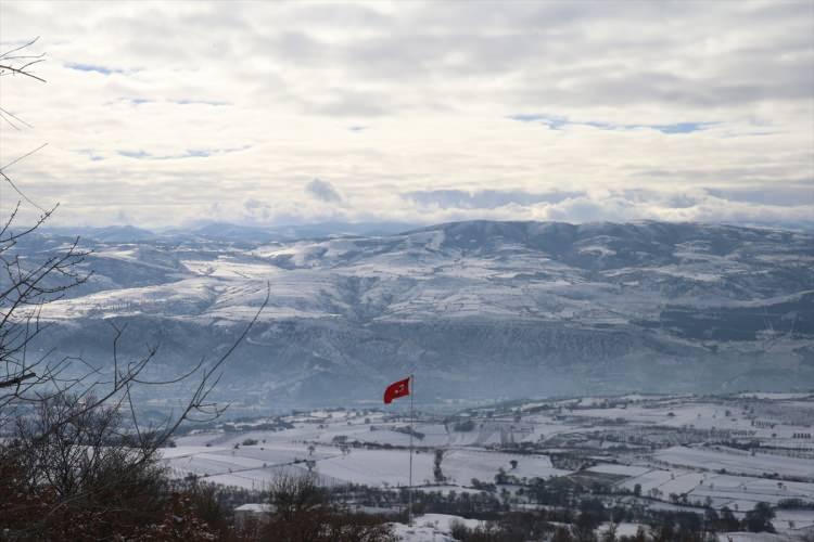 <p>Köse, eski kuşaklarda "Güzün yağmur çok yağarsa kış uzun geçer" inanışının hakim olduğunu dile getirerek, "Atalarımızın bu tahminine göre, geçen güz neredeyse yağmur yağmadı. Bu durumda bu kış kısa sürecek. Bu tahmini bir yere not alıp, tutup tutmayacağını hep birlikte yaşayarak görelim." ifadesini kullandı.</p>
