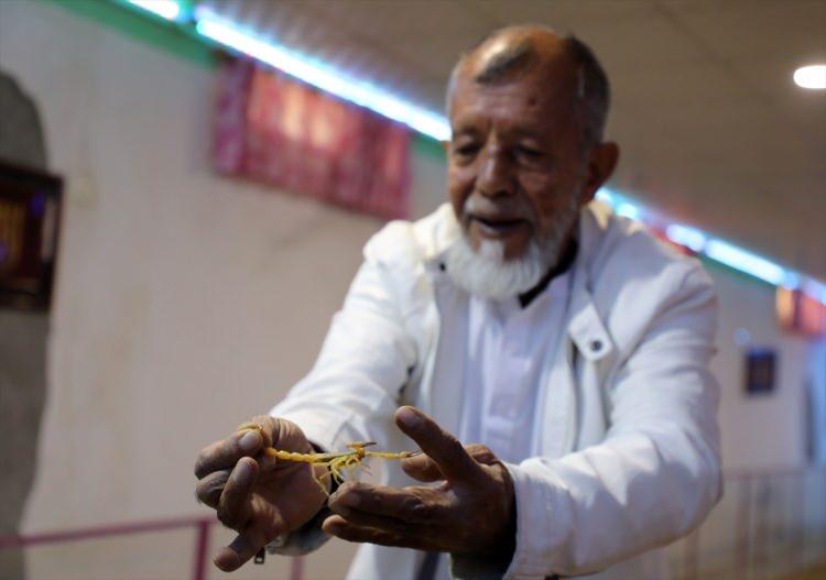 <p>Şirzad, 3 yaşındaki kızı Akre'yi de akreplere alıştırmış durumda. Küçük kız da aynen babası gibi akreplerden korkmuyor. Baba Şirzad, yüzüne akrep bırakarak kızının korkmadığını ve akreplerin sokmadığını gösteriyor.</p>
<p> </p>