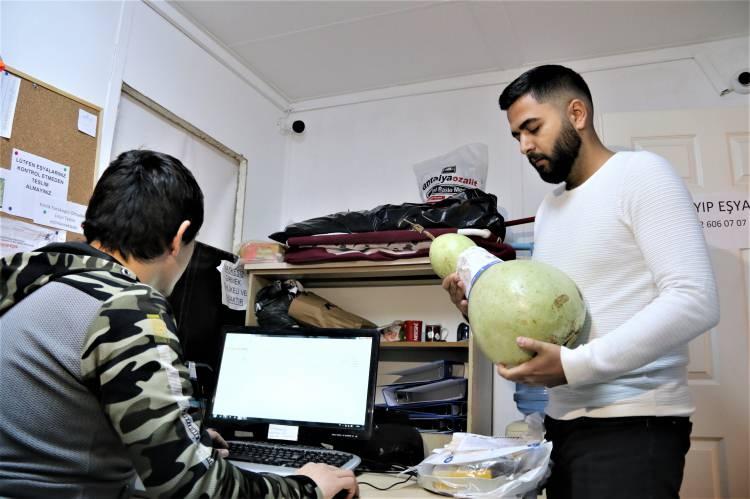 <p> 2022 yılı Aralık ayında bir otobüs içerisinde unutulan tepsi, gofret, su kabağı ve salça ise unutulanlar arasında en çok dikkat çeken eşyalar oldu. </p>
