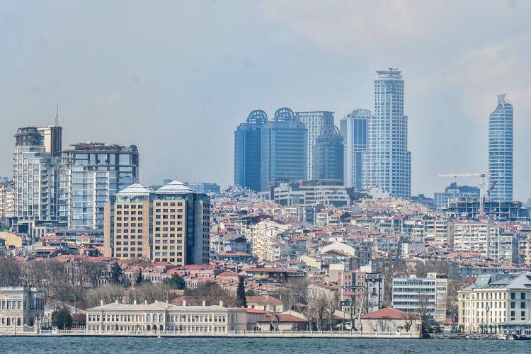 <p><strong>Evler satılabilecek mi?</strong></p>
<p>Ölüm, boşanma gibi mücbir sebepler dışında 5 yıl boyunca satılamayacak. Yine son 1 yıl içinde konut satışı yapan da projeden faydalanamayacak.</p>