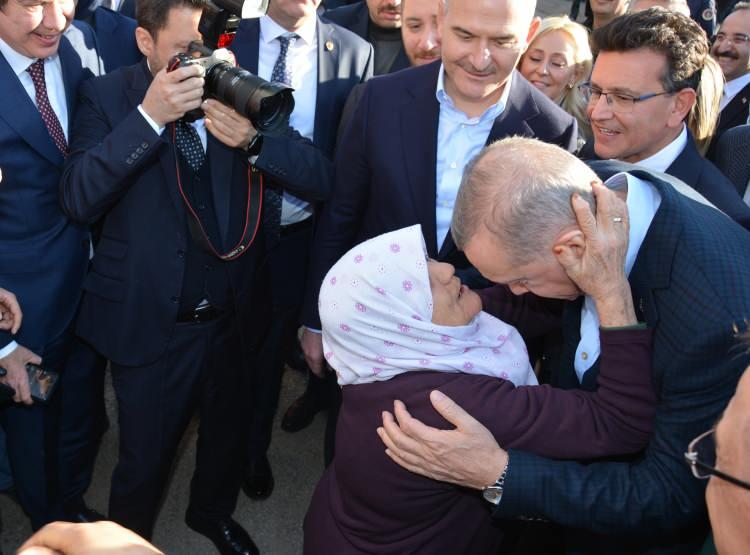 <p>Başkan Recep Tayyip Erdoğan, Antalya'daki toplu açılış töreninin ardından aralık ayında sel felaketi yaşanan Kumluca ilçesine gitti.</p>
