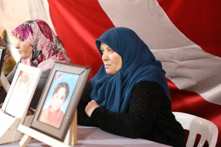 <p>Yeni yıla da evlat hasretiyle girdiğini anlatan Demir, "Oğlumu istiyorum. 7 yıldır oğluma hasret kaldım, oğlumu çok özledim. HDP oğlumu bana versin. Sonuna kadar mücadeleme devam edeceğim." ifadelerini kullandı.</p>
<p> </p>