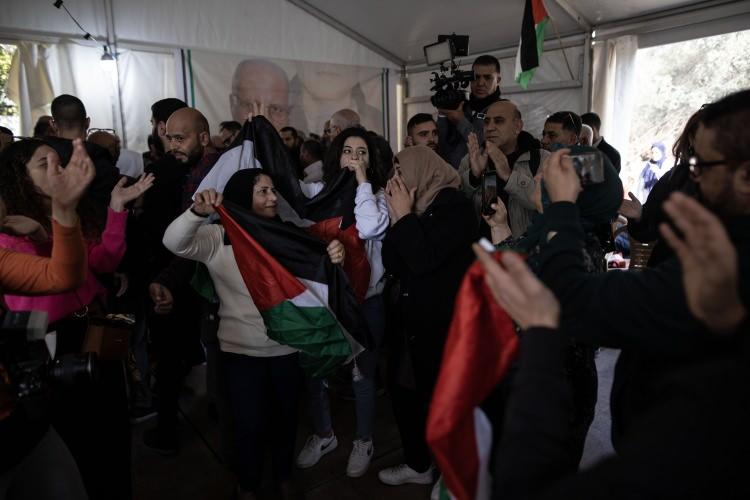 <p>Filistin Esirler Cemiyetinin açıklamasına göre Yunus, İsrail tarafından, o dönem yasaklı olan "Fetih hareketine üye olduğu", "silah bulundurduğu" ve "bir İsrail askerini öldürdüğü" iddiasıyla 6 Ocak 1983'te 27 yaşındayken gözaltına alınmıştı.</p>
<p> </p>
<p> </p>