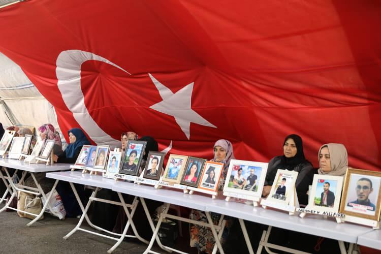<p>Dağa kaçırılan çocukları için HDP il binası önünde oturma eylemi yapan Diyarbakır anneleri, evlat nöbetini kararlılıkla sürdürüyor.</p>