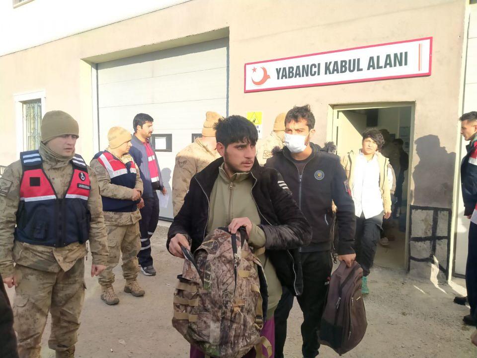 <p>Türkiye’ye farklı tarihlerde yasa dışı yollarla giren ve yakalanıp İl Göç İdaresi Müdürlüğü Geri Gönderme Merkezi'nde gözetim altında tutulan 227 Afgan, jandarma ve polis eşliğinde minibüslere bindirilerek, Ağrı Ahmed-i Hani Havalimanı’na getirildi. </p>
