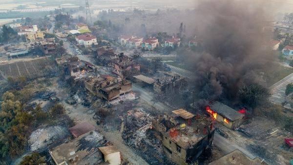<p>Manavgat ilçesinde 28 Temmuz 2021'de çıkan ve kısa sürede geniş alana yayılan orman yangınında 60 bin hektar alan zarar gördü. Manavgat'ta yangından etkilenen 34 mahallede onlarca ev, ahır ve depo yandı. </p>
