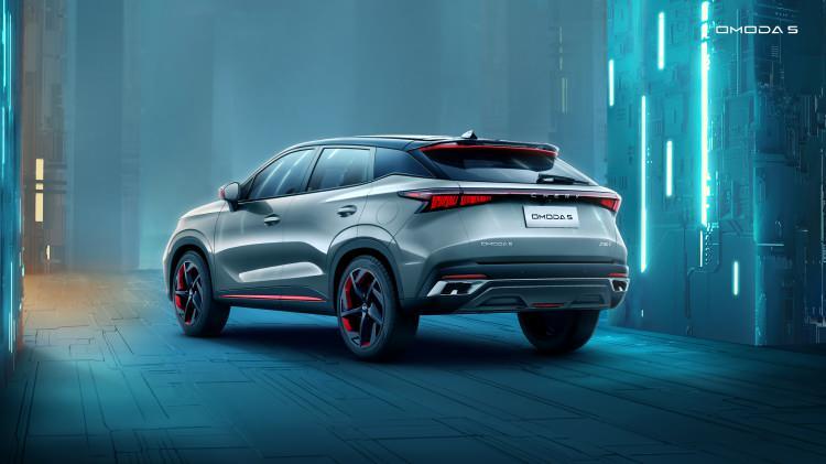 <p><span style="color:rgb(178, 34, 34)"><strong>CHERY 3 SUV MODELLE PAZARA GİRECEK</strong></span></p>

<p> </p>

<p>Chery’nin Türkiye’ye ilk etapta 1.6 litre benzinli motor ve 7 ileri otomatik şanzımana sahip TIGGO 8 PRO, TIGGO 7 PRO, OMODA 5 modelleriyle giriş yapacağını söyleyen Chery Türkiye Başkan Yardımcısı Ahu Turan ise, ''Eşsiz coğrafi özellikleri ve stratejik konumu ile Türkiye, tüm global markaların olduğu gibi Chery’nin de uzun zamandır odağında olmuştur. </p>
