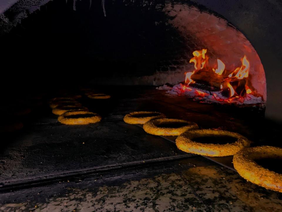 <p>Tarihi Osmanlı dönemine uzanan ve Osmanlı padişahlarının ramazan döneminde iftar yemeğinden sonra yolda saf tutan askerlere hediye ettikleri kara fırın simidi, günümüzde de vazgeçilmez lezzetlerden birisi olarak tercih ediliyor.</p>